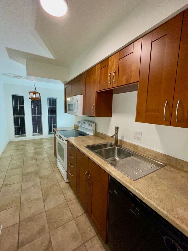 Building Photo - Southern Oaks 2 / 2 with Office & Sun Room