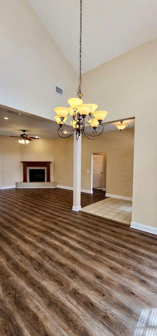Building Photo - Great Home and Location-Available Now!