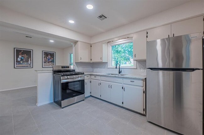 Building Photo - 1512 Bedford Ln