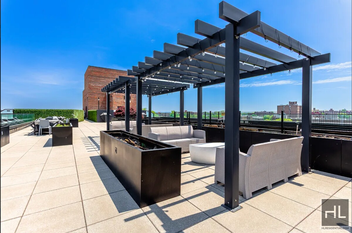 Building Photo - Northern Blvd | Flushing | 1 BR 1 BA, W/D & NO BROKER'S FEES