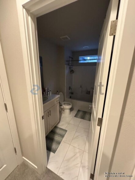 Building Photo - Unit C