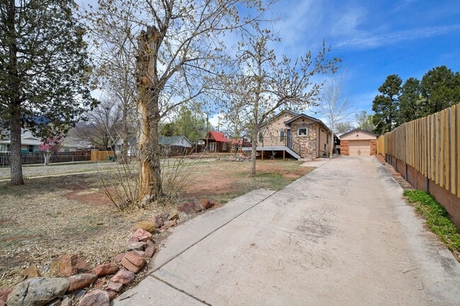 Building Photo - Redstone Cabin featuring Luxury, Convenien...