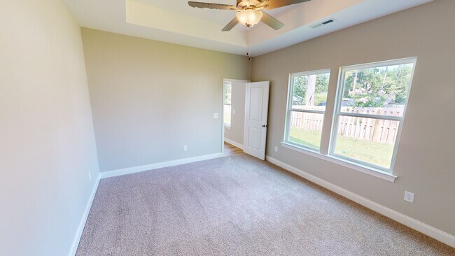 Building Photo - Midtown Oaks 13