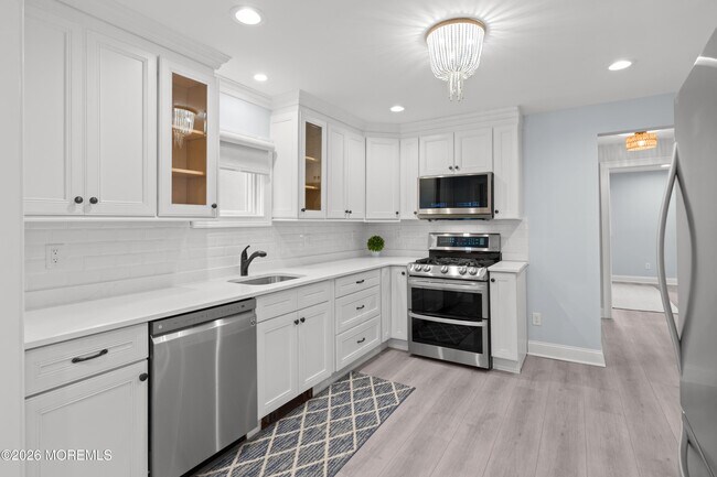 Building Photo - 11 Center St