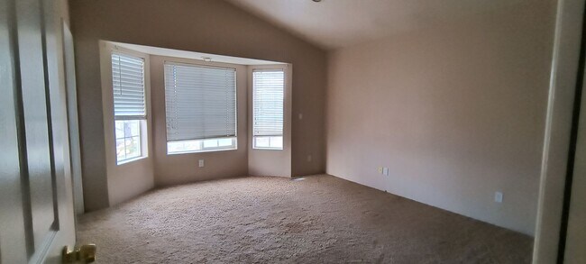 Building Photo - Spacious single family home in a quiet neighborhood