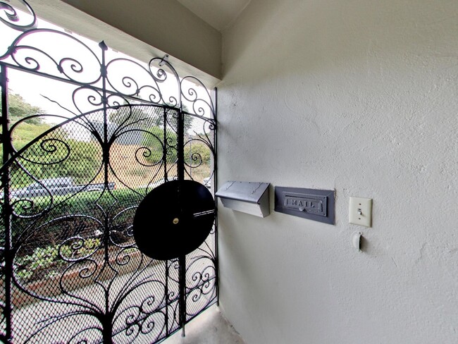 Building Photo - 4BR Home with Jaw-Dropping Views, Garage, ...