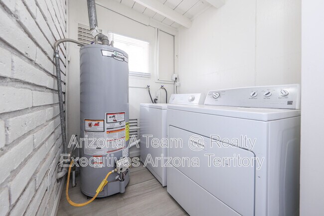 Building Photo - 3550 E Blacklidge Dr