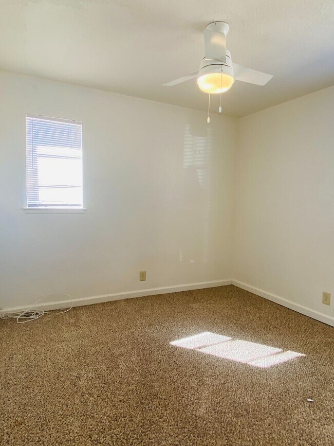 Building Photo - AVAILABLE NOW!!