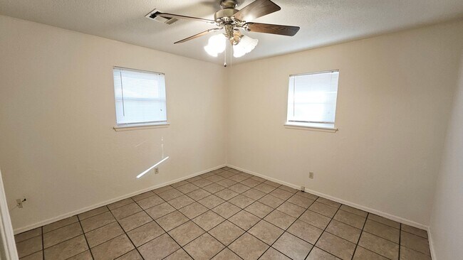 Building Photo - Charming 3-Bedroom Home in the Moore School District