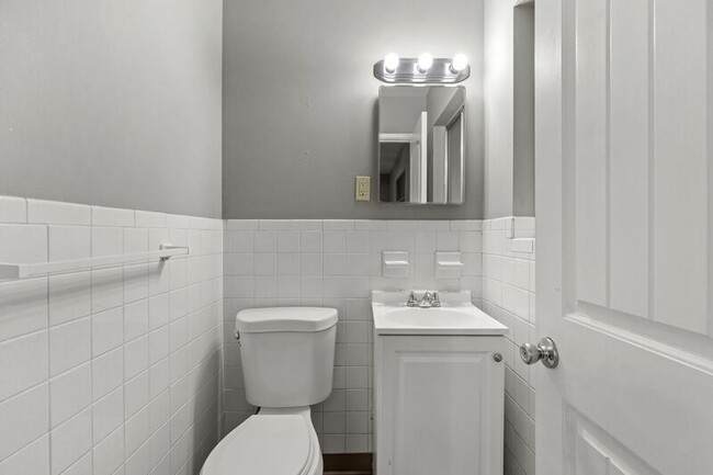 Building Photo - 834 Font Ln