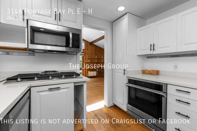 Building Photo - One of a kind 2 bed/1.75 bath houseboat ov...