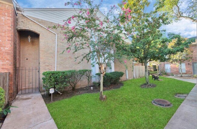 Building Photo - 9404 Beechnut St