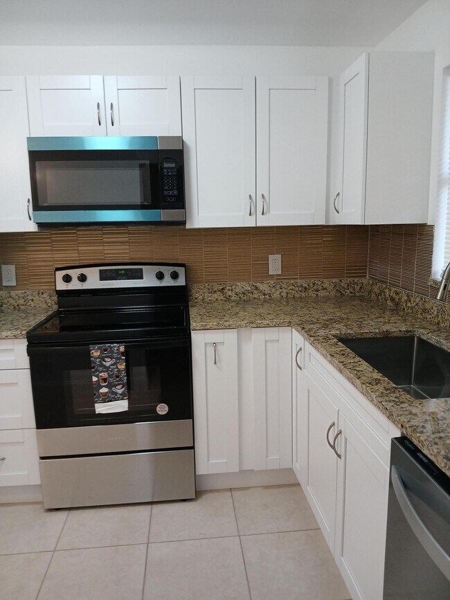 Building Photo - 4760 Lucerne Lakes Blvd W