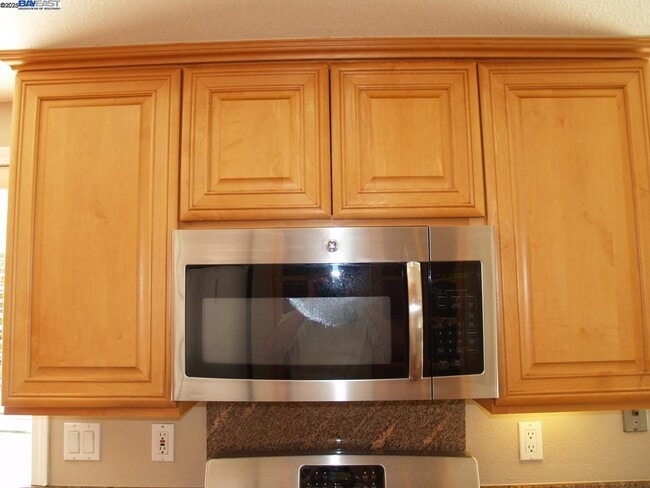 Building Photo - 647 Doral Dr