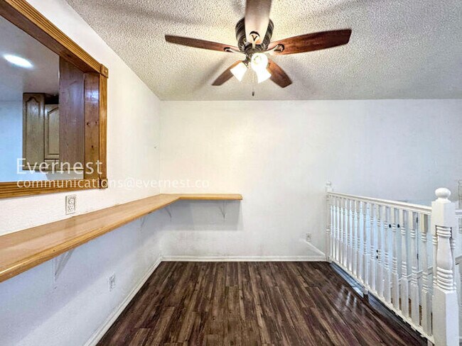 Building Photo - 3 Bed/2 Bath Home with Garage & Fenced Yard