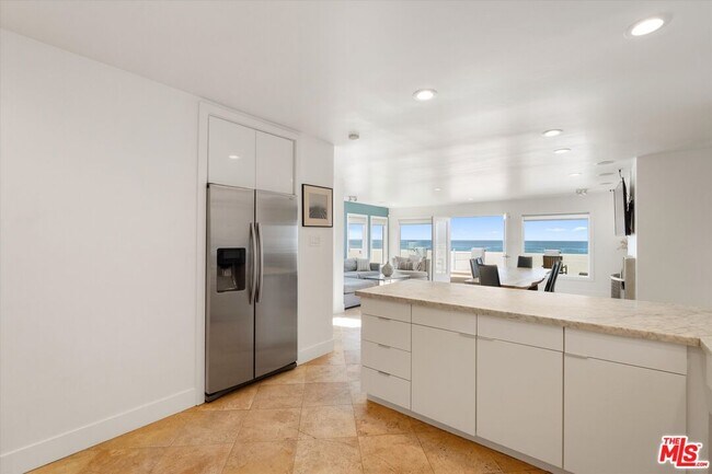 Building Photo - 6419 Ocean Front Walk