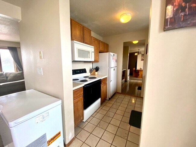 Building Photo - For Rent: Charming 3-Level Townhome in Qui...