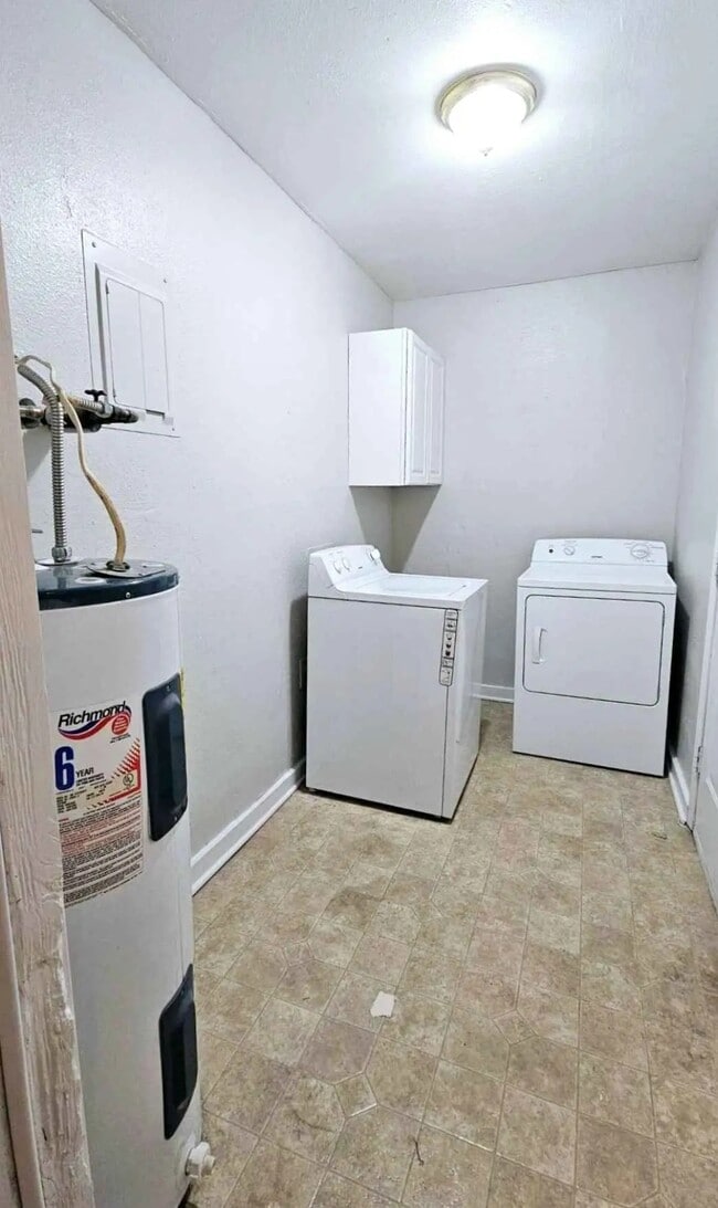 Building Photo - 140 Gerald St