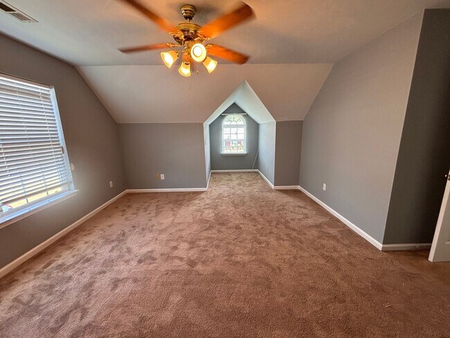 Building Photo - 5 Bedrooms- 3 Bathroom- House in West Rome!