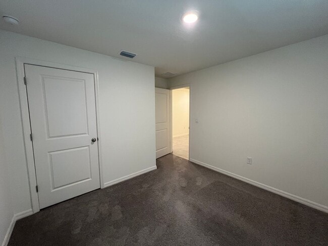 Building Photo - 4 Bedroom, 2 Bathroom Home in the Highly D...