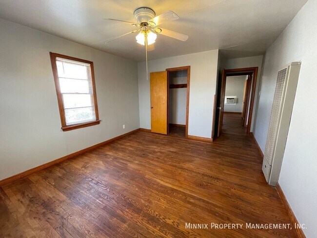 Building Photo - 310 SW 42nd Ave