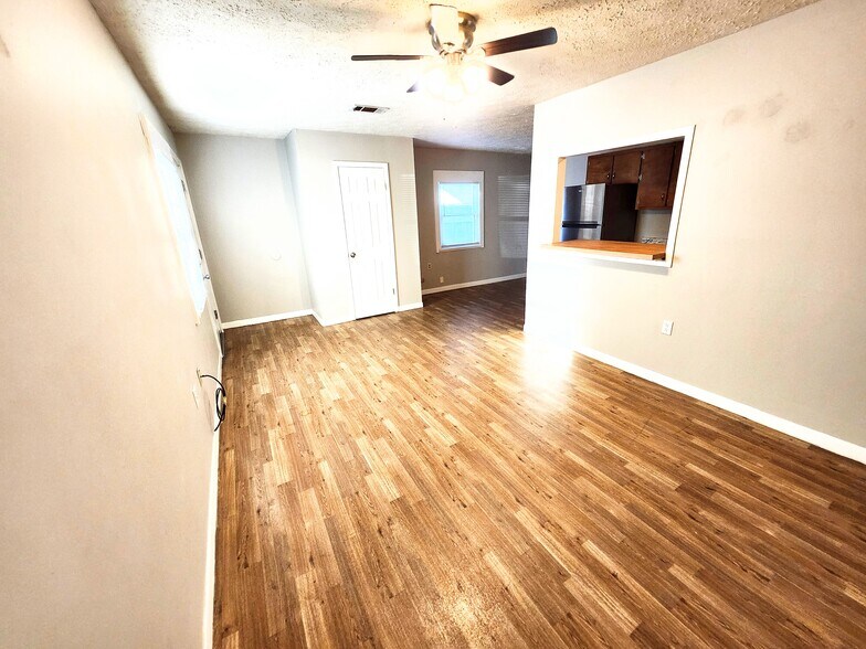 Building Photo - 5230 Beach Dr