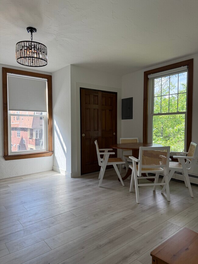 Building Photo - 41 Hollywood St