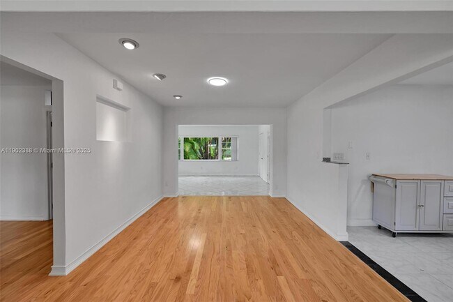 Building Photo - 1520 NE 108th St