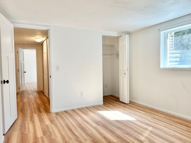 Building Photo - Converted Duplex 2 Bed 1 Bath w/ Private Y...