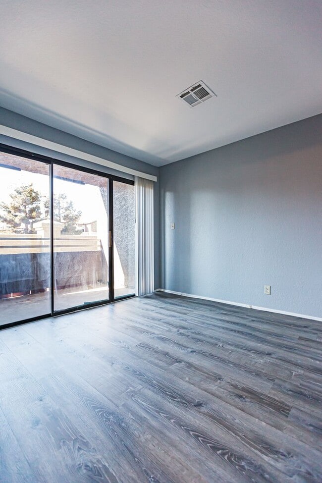 Building Photo - Downstairs Condo with Lots of Upgrades