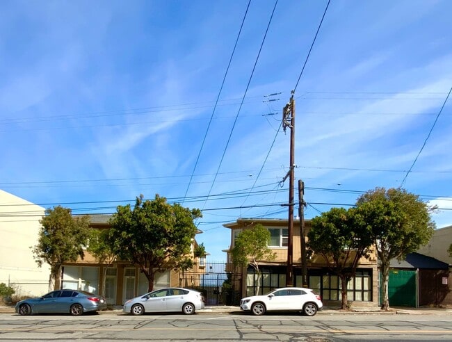 Building Photo - RENOVATED Top Floor. DISHWASHER! ON-SITE LAUNDRY! HARDWOOD!