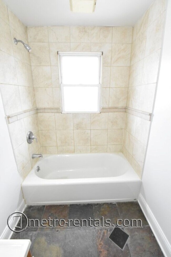 Building Photo - 333-335-335 E Duncan St