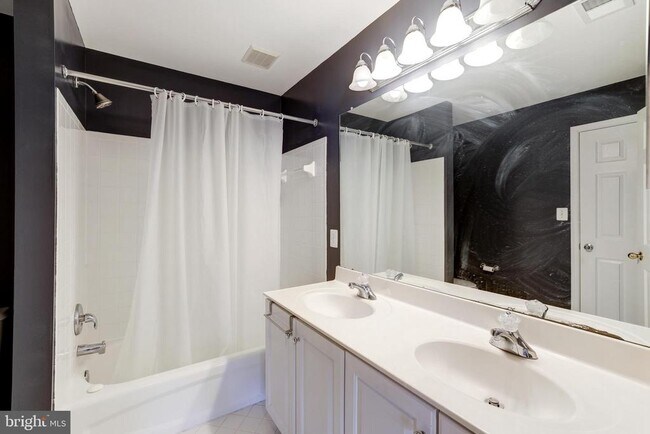 Building Photo - 43258 Meadowood Ct