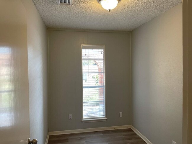 Building Photo - 2306 Cambridge Ct N