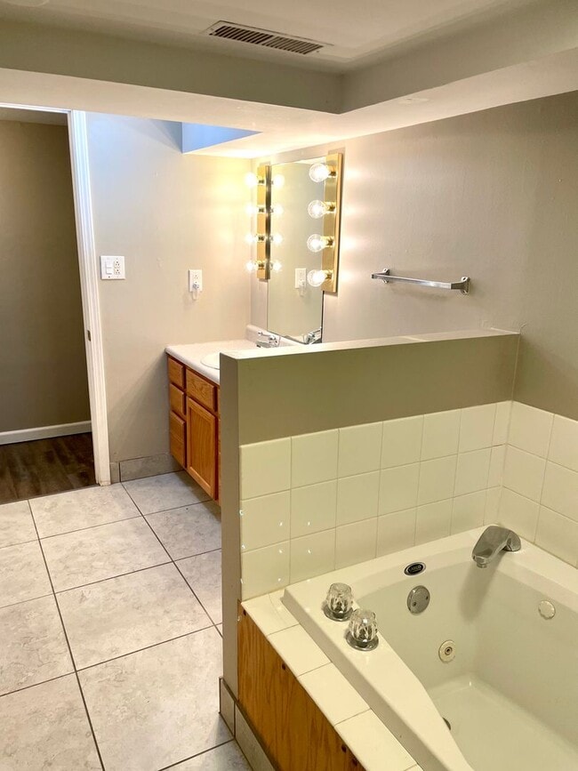 Building Photo - Spacious 3 bed/2 bath - walk to campus!