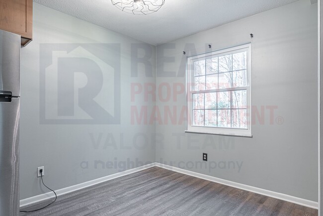 Building Photo - 10760 Ravenna Rd