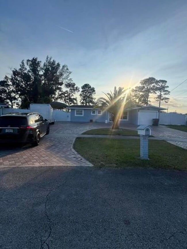 Building Photo - 2591 Rosehaven Rd