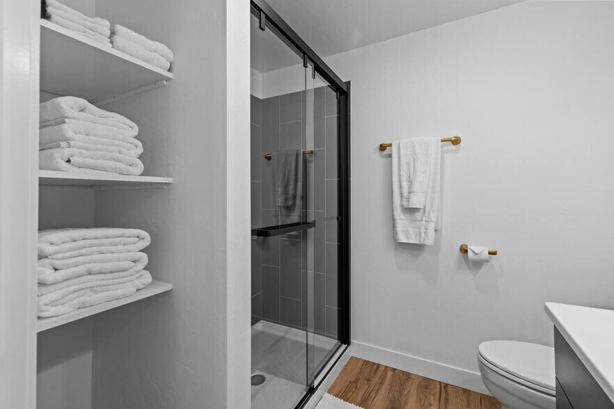 Building Photo - 1095 April Ln