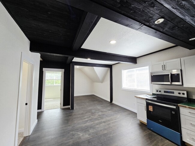Building Photo - 1108 S Sheridan Ave
