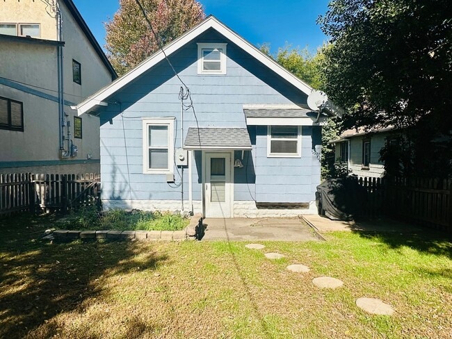Building Photo - Charming 2-Bedroom Home with Hardwood Floo...