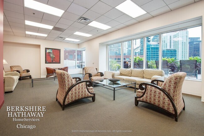 Building Photo - 512 N McClurg Court