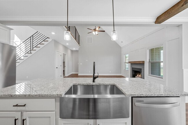 Building Photo - Pet Friendly Four Bedroom with Bonus!