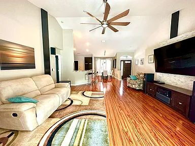 Building Photo - Luxury Updated Pool-Style Retreat on Quiet Cul-de-Sac