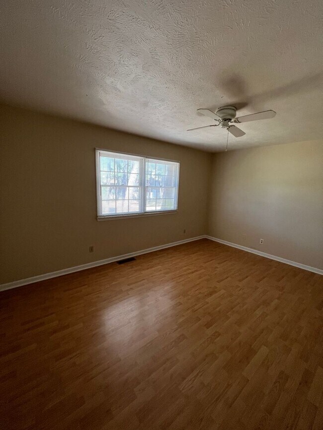 Building Photo - 2 Bedroom/1.5 bathroom townhouse for rent $1,300 month