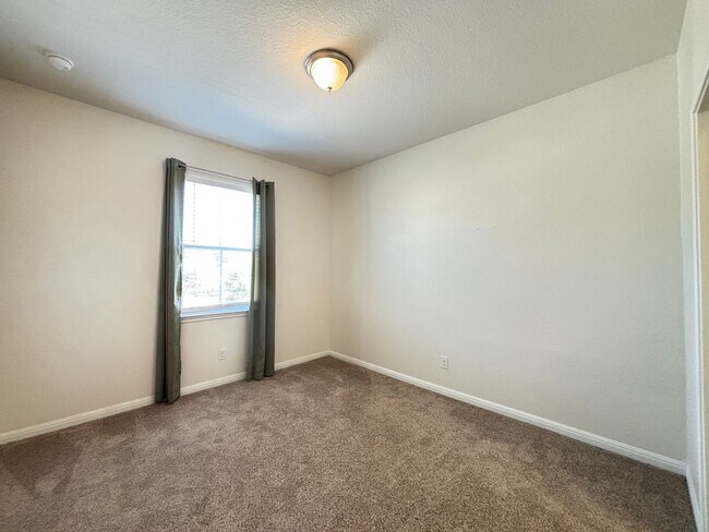 Building Photo - Beautiful 4-Bedroom Home with Free Communi...