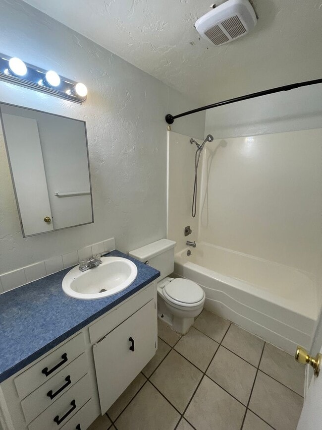 Building Photo - Pet Friendly 2 Bedroom in Lebanon!