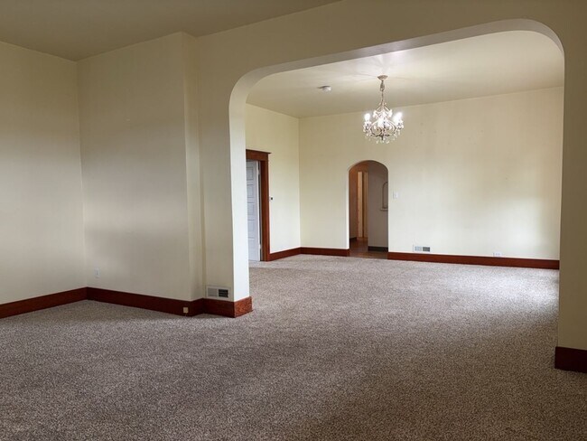Building Photo - One of a kind ranch home with lake mountain views!