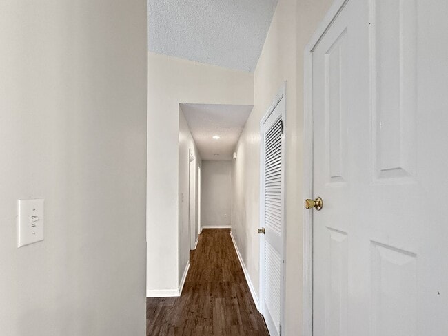 Building Photo - Charming Navarre Home with Hardwood Floors...