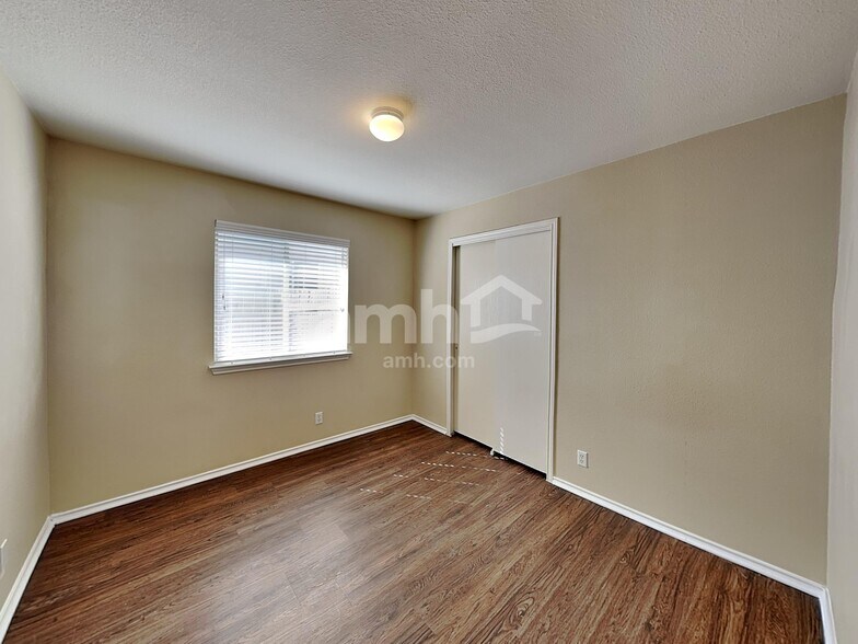 Building Photo - 224 Tolcarne Dr