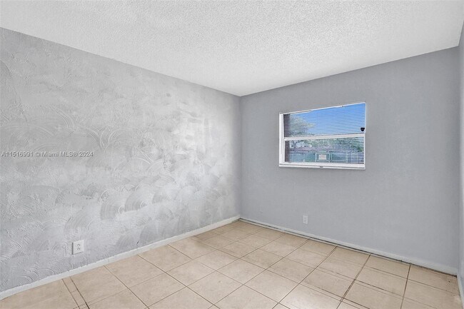 Building Photo - 5316 NW 24th Ct